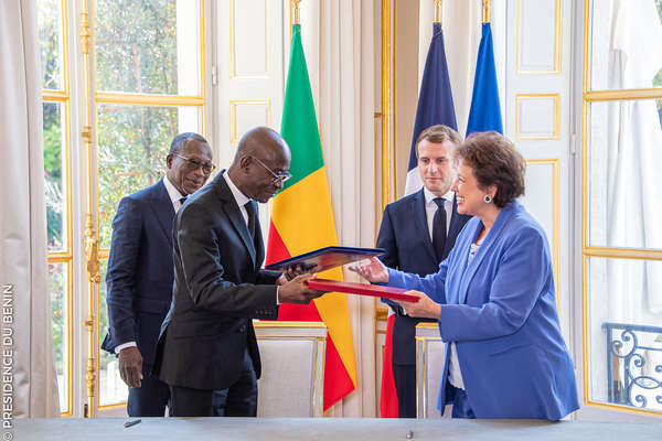 Signature de l'Accord de la restitution de 26 biens culturels par la France au Bénin